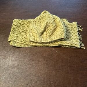 EUC Echo knit hat/scarf set